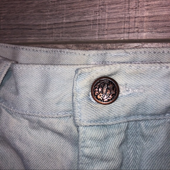 Light Wash Mom Jeans - Picture 4 of 5